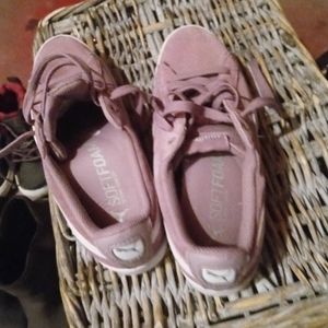 Young girls pumas purple 🟣💜 sz 7